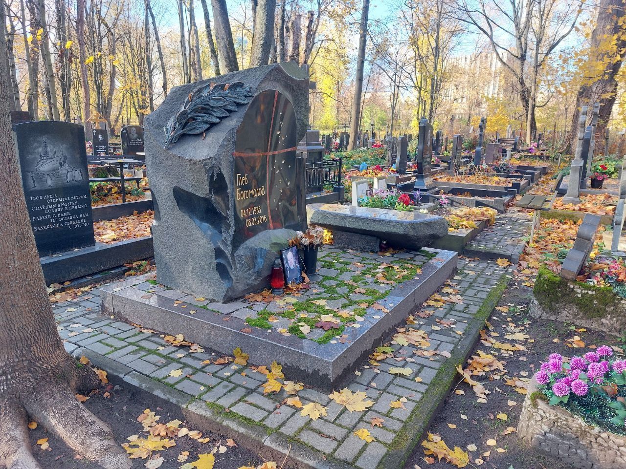 19.08.2025 года. Памятник уникальный на Смоленском православном кладбище 19.08.2025 года. Памятник уникальный на Смоленском православном кладбище