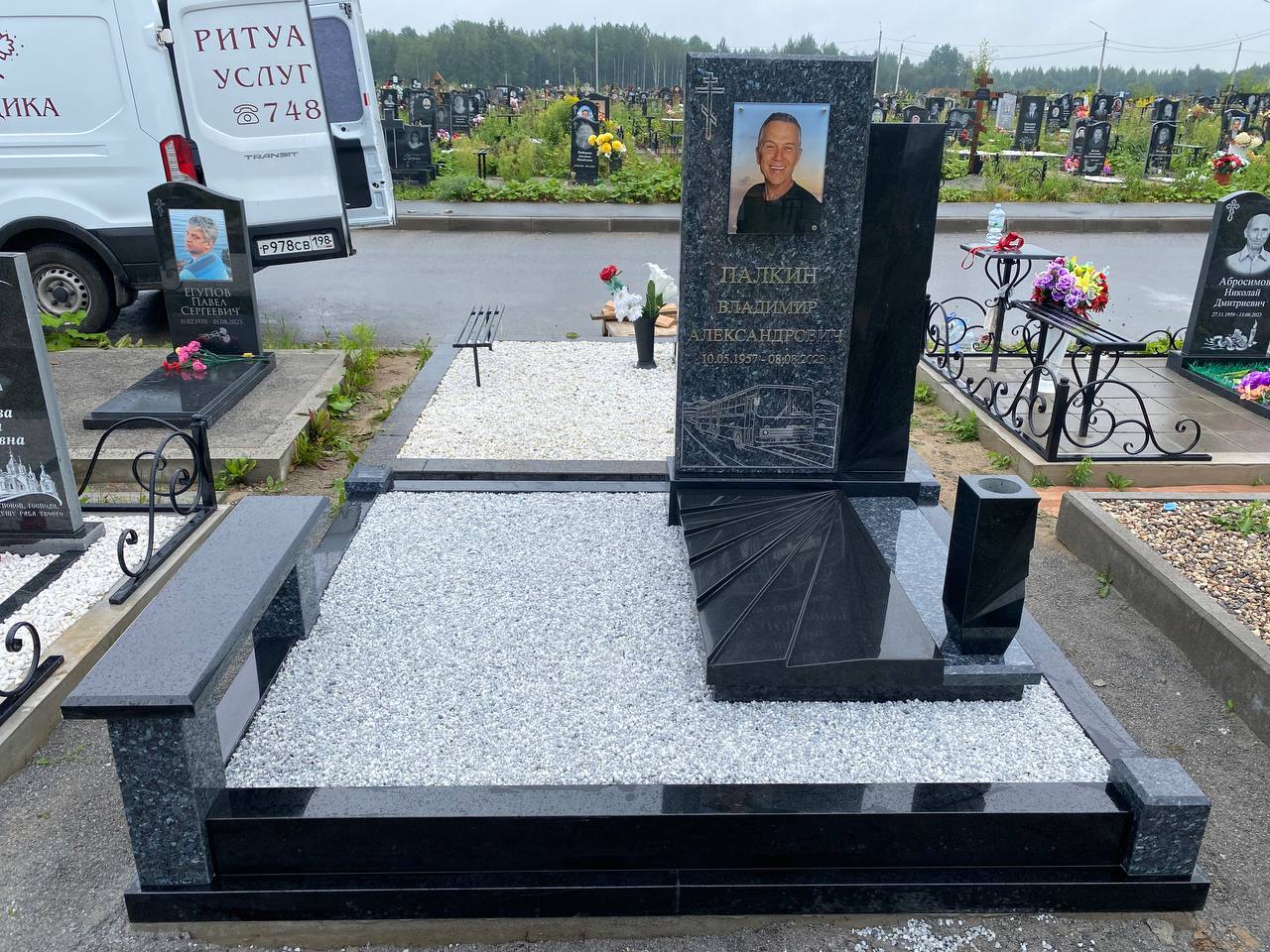 Гранитный комплекс на кладбище Череповца