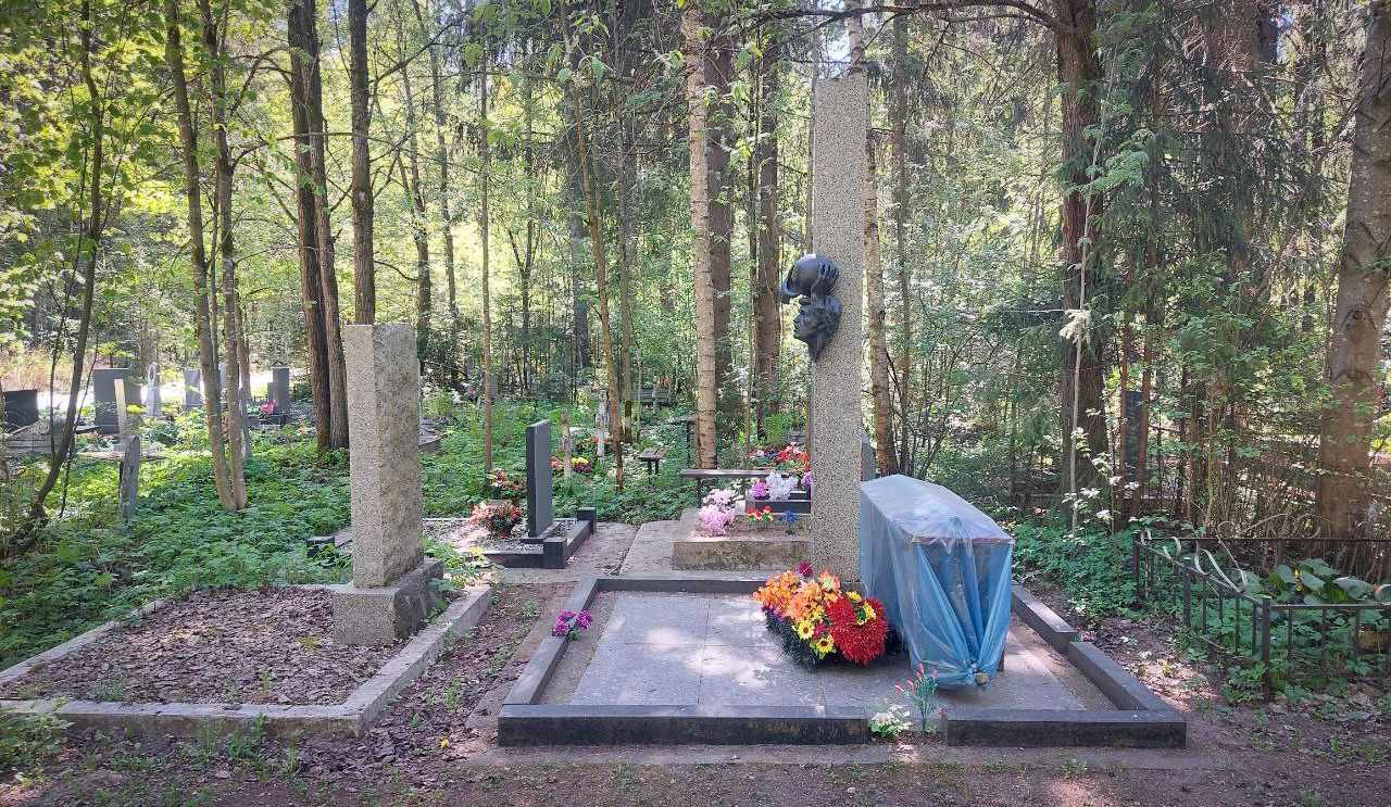 18.11.2024 года. Памятник-колонна с рельефом