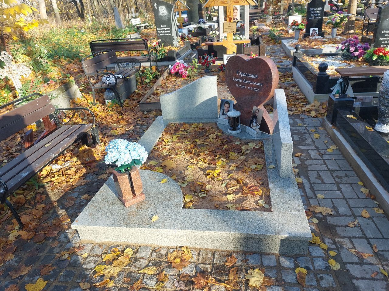 19.08.2025 года. Детский памятник на Смоленском православном кладбище 19.08.2025 года. Детский памятник на Смоленском православном кладбище