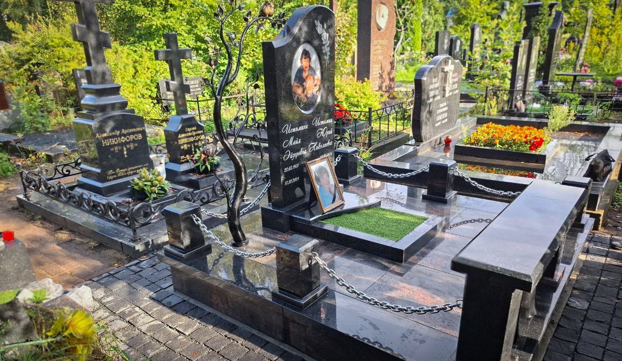 28.08.2025 года. Гранитный комплекс с деревом с цепями