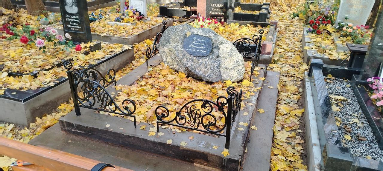 19.08.2025 года. Памятник-валун на Смоленском православном кладбище 19.08.2025 года. Памятник-валун на Смоленском православном кладбище
