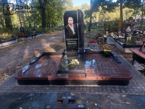 Эксклюзивный памятник из черного и красного гранита + стекло, Смоленское православное кладбище