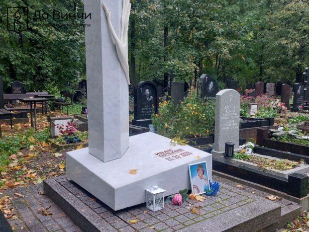 Мраморный памятник с фигурой журавля