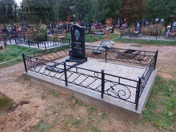 Православный памятник на кладбище Красная Горка
