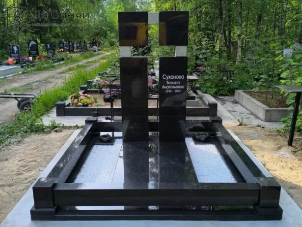 Колонны и Гранитный крест из воздуха на Северном кладбище