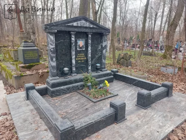 Памятник Греческий портик на Смоленском православном кладбище