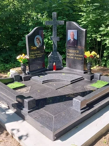 17.11.2024 года. Мемориальный комплекс из разных гранитов