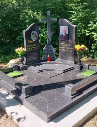 Мемориальный комплекс из черного и синего гранитов на Волковском лютеранском кладбище