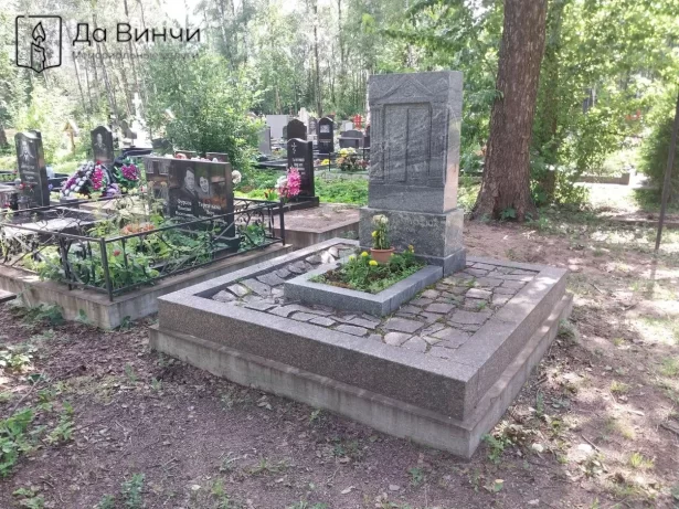 Фигурный памятник на Смоленском православном кладбище