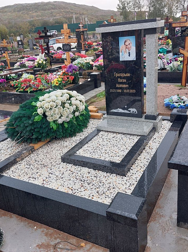 19.06.2024 года. Памятник из черного гранита и мансура