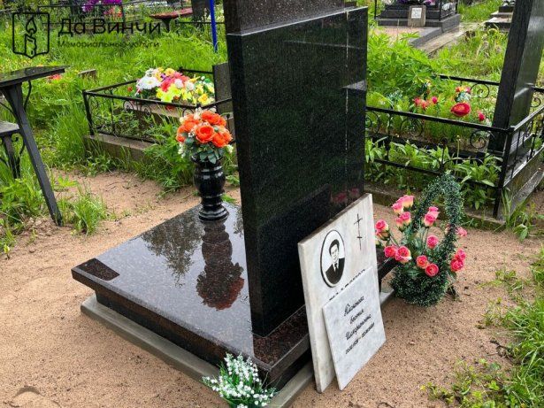 Памятник на урновом участке Колпинского городского кладбища