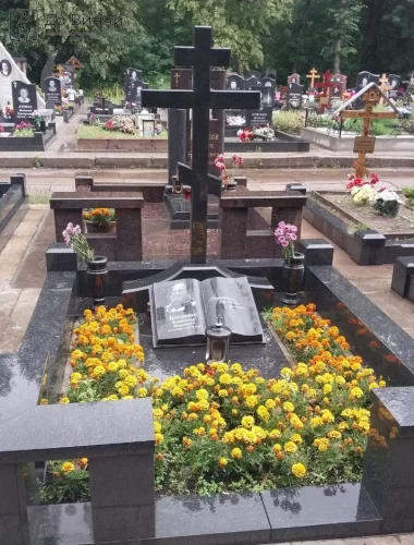 Крест с голгофой и малыми формами на Большеохтинском кладбище