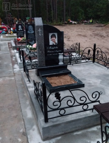 Памятник сочетание разных сортов гранита и металла, ЛО, кладбище Дубровка