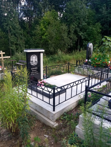 Памятник из разных сортов гранита, кладбище Красная Горка (ЛО, Колтуши)