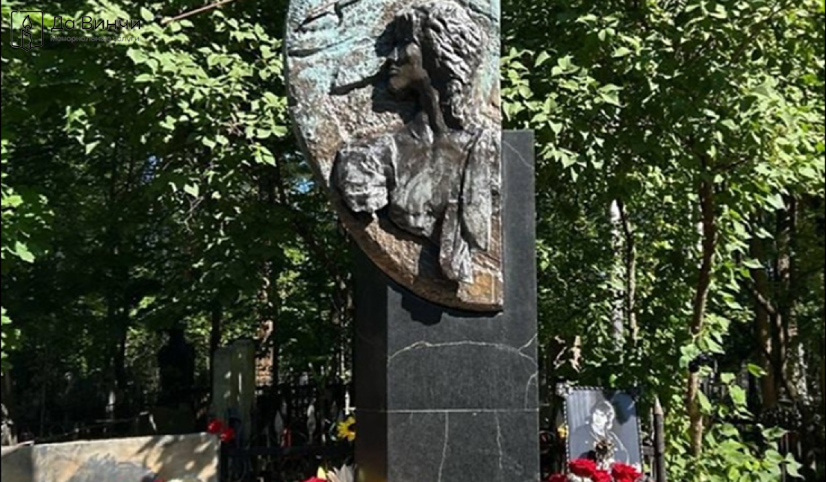 Памятник Виктору Цою, музыканту, лидеру группы «Кино», на Богословском кладбище