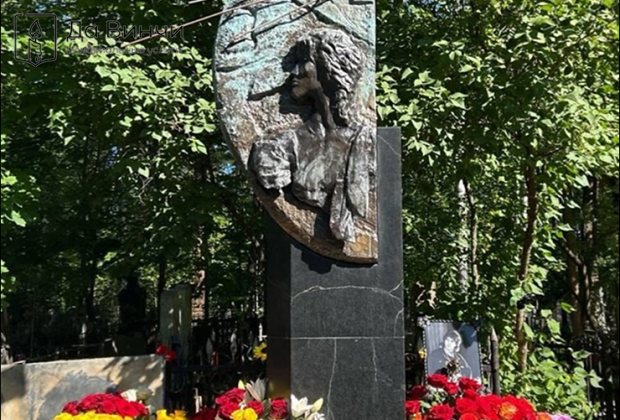 Памятник Виктору Цою, музыканту, лидеру группы «Кино», на Богословском кладбище