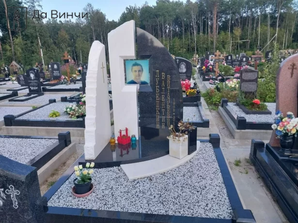 Гранитный комплекс из черного гранита и белого мрамора с фотографией на Кузьмоловском кладбище