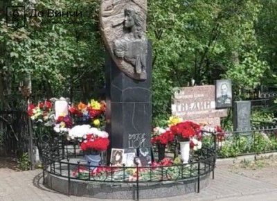 19.06.2024 года. Памятник Виктору Цой на Богословском кладбище