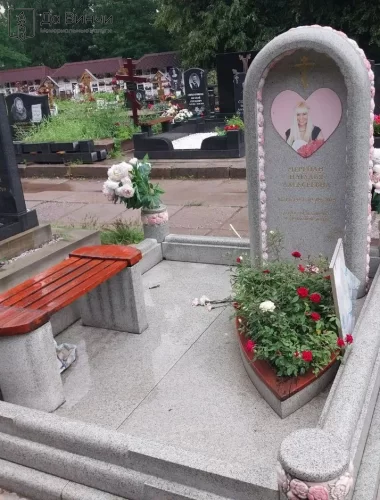 Женственный памятник из мансура на Большеохтинском кладбище