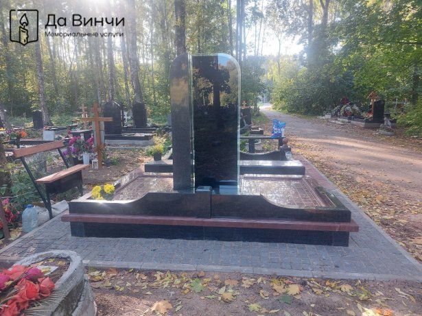 Эксклюзивный памятник из черного и красного гранита + стекло, Смоленское православное кладбище