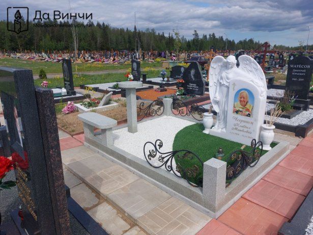 Православный памятник с ангелом