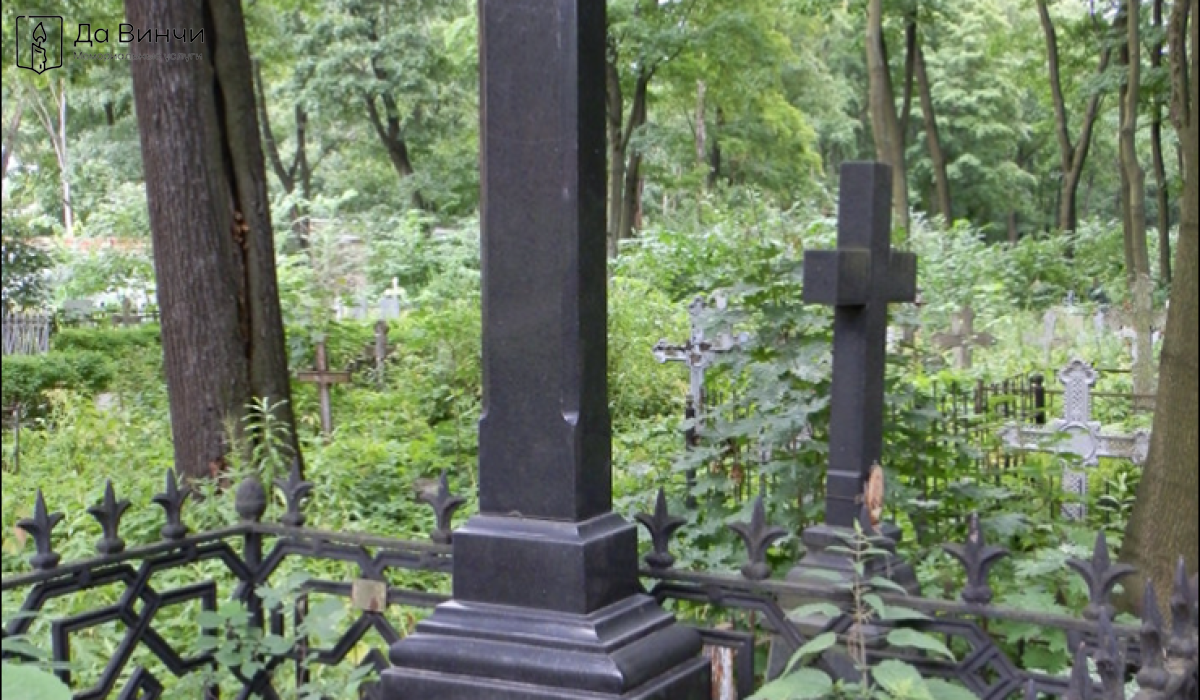 Памятник Владимиру Ивановичу Касторскому, оперному певцу, педагогу, на Волковском лютеранском кладбище