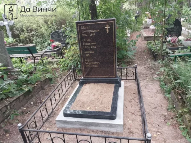 Памятник-книга на кладбище Жертв Девятого января