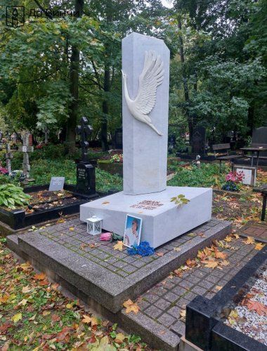 Мраморный памятник с фигурой журавля
