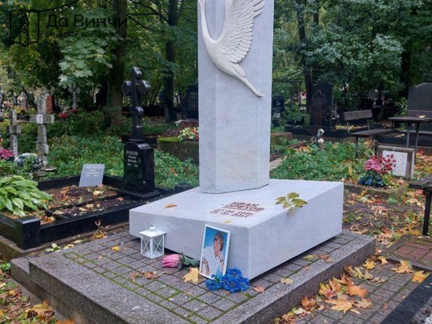 Мраморный памятник с фигурой журавля