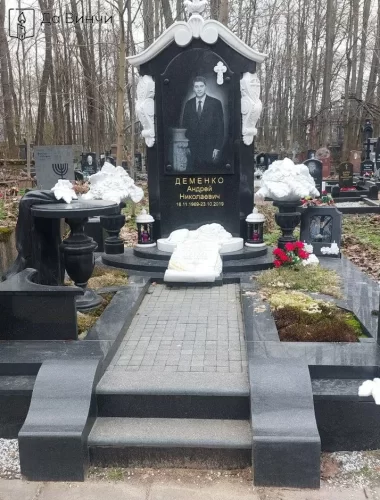 Массивный эксклюзивный мемориал на Смоленском православном кладбище