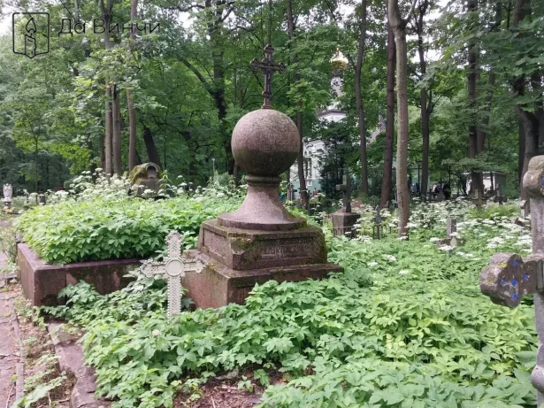 Гранитный шар с крестом на Волковском лютеранском кладбище