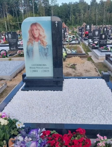 Памятник с большой фотографией на стекле "триплекс"