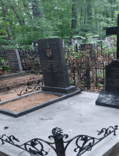 Памятник с элементами гранита и металла на Серафимовском кладбище