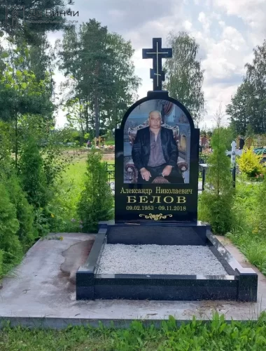 Фотография во весь рост на Городском кладбище Петергофа
