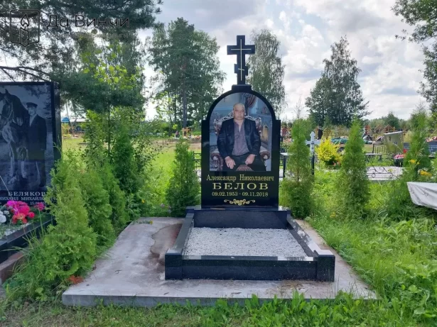 Фотография во весь рост на Городском кладбище Петергофа