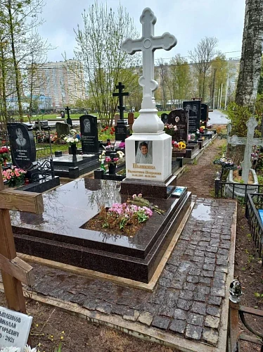 12.11.2024 года. Голгофа с крестом на гранитной коричневой плите