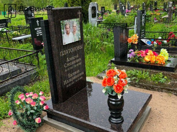 Памятник на урновом участке Колпинского городского кладбища