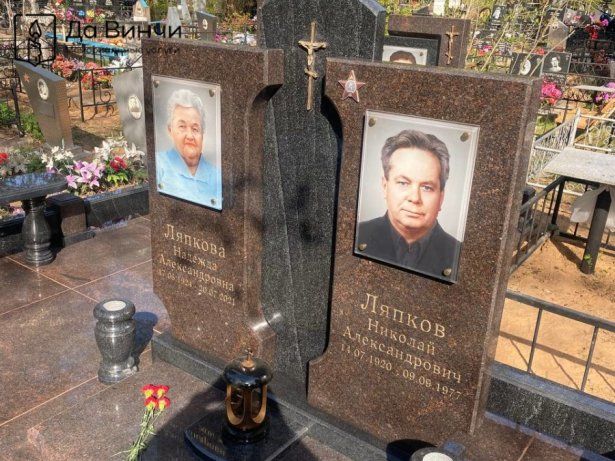 Элитный семейный памятник на старом городском кладбище Тихвина