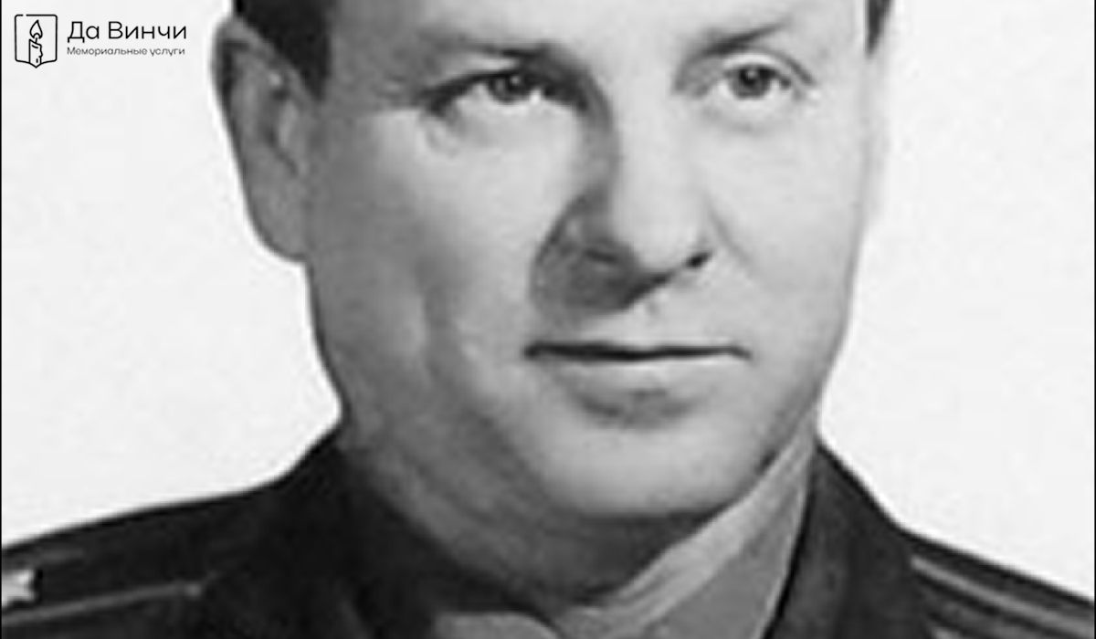 Памятник Николаю Никитовичу Ушакову, Герою Советского Союза, на Богословском кладбище