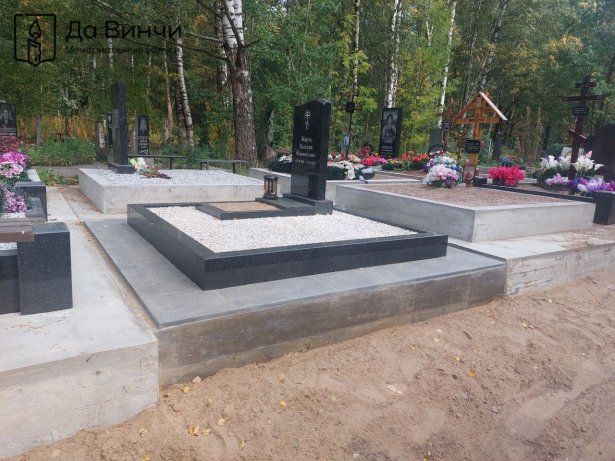 Гранитный комплекс, Гранитный памятник и благоустройство на Южном кладбище Санкт-Петербурга