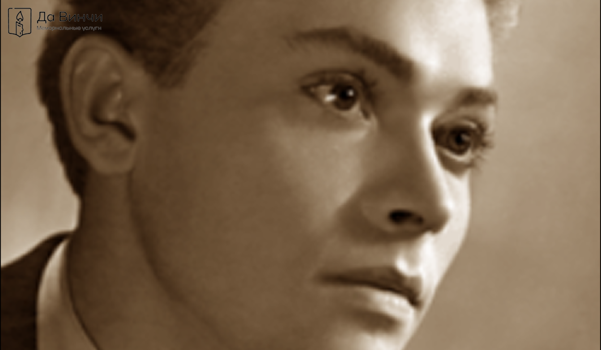 Памятник Дмитрию Ивановичу Баркову, актёру театра и кино, на Волковском православном кладбище