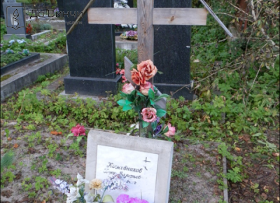 Памятник Петру Валерьевичу Кожевникову, прозаику, сценаристу, актёру, на Смоленском православном кладбище