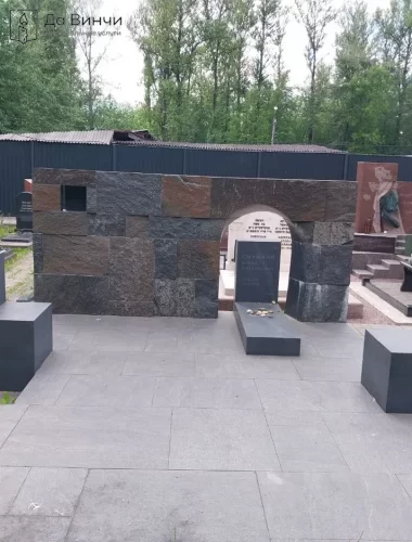 Мемориальный комплекс в кубическом стиле на Еврейском кладбище