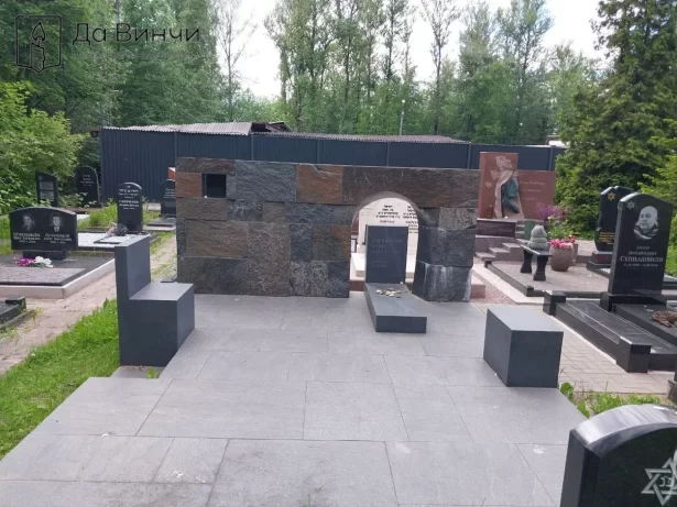 Мемориальный комплекс в кубическом стиле на Еврейском кладбище