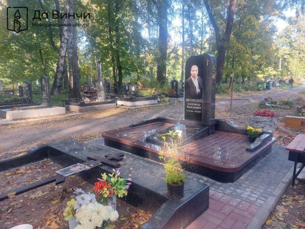 Эксклюзивный памятник из черного и красного гранита + стекло, Смоленское православное кладбище
