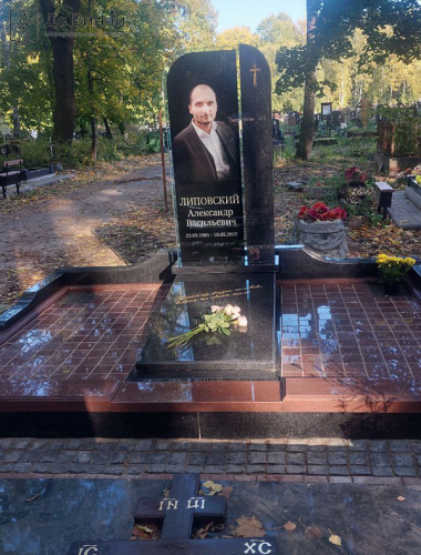 Эксклюзивный памятник из черного и красного гранита + стекло, Смоленское православное кладбище