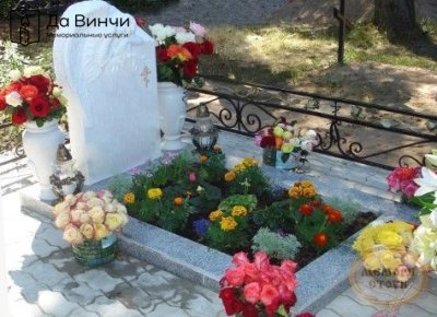 Какое значение имеет цветник у памятника умершего