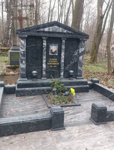 Памятник Греческий портик на Смоленском православном кладбище