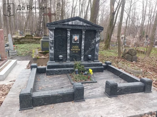 Памятник Греческий портик на Смоленском православном кладбище